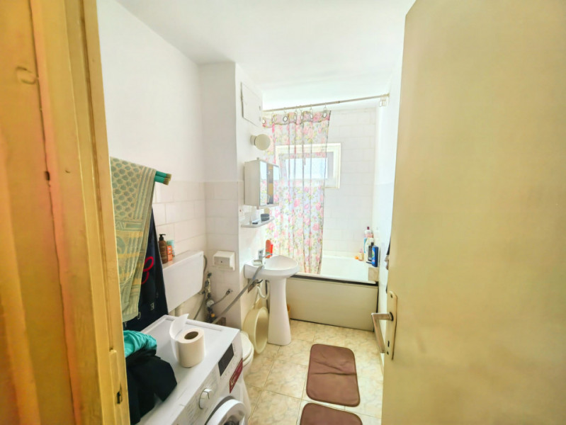 Apartament 3 camere, Semidecomandat, Et. 4\4, 65 mp utili, Zona Girocului