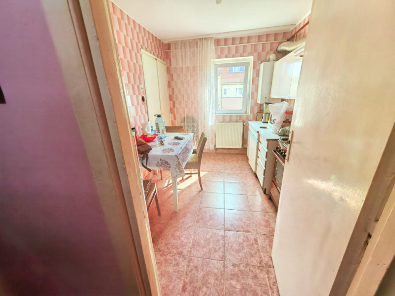 Apartament 3 camere, Semidecomandat, Et. 4\4, 65 mp utili, Zona Girocului