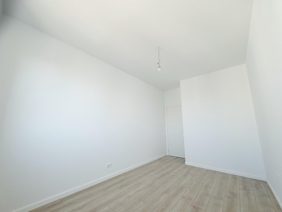 Penthouse 3 camere, decomandat, 81 mp utili, toate utilitatile, zona Aradului