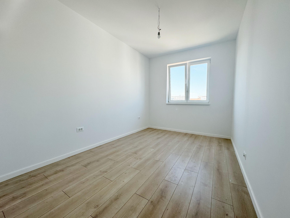 Penthouse 3 camere, decomandat, 81 mp utili, toate utilitatile, zona Aradului