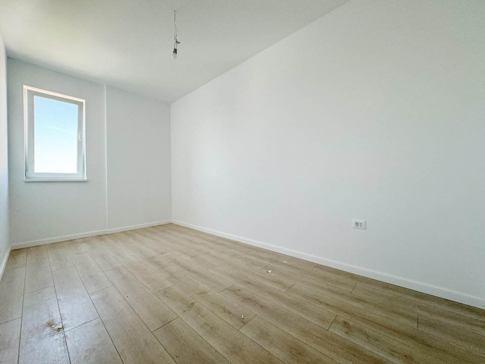 Penthouse 3 camere, decomandat, 81 mp utili, toate utilitatile, zona Aradului