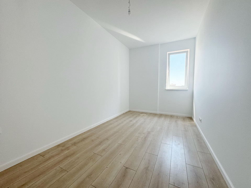 Penthouse 3 camere, decomandat, 80 mp utili, toate utilitatile, zona Aradului