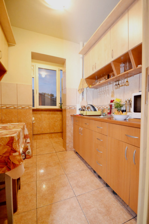 Apartament 3 camere, decomandat, 56 mp utili, etaj 2/10, zona Sagului