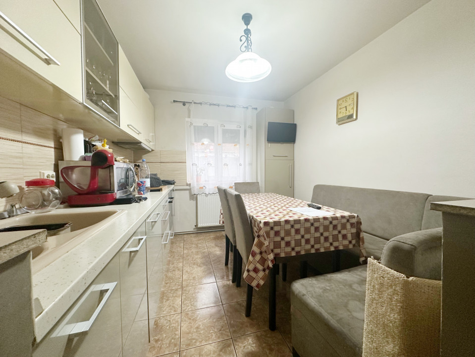 Apartament 3 camere, decomandat, 86 mp utili, etaj 4/4, zona Girocului