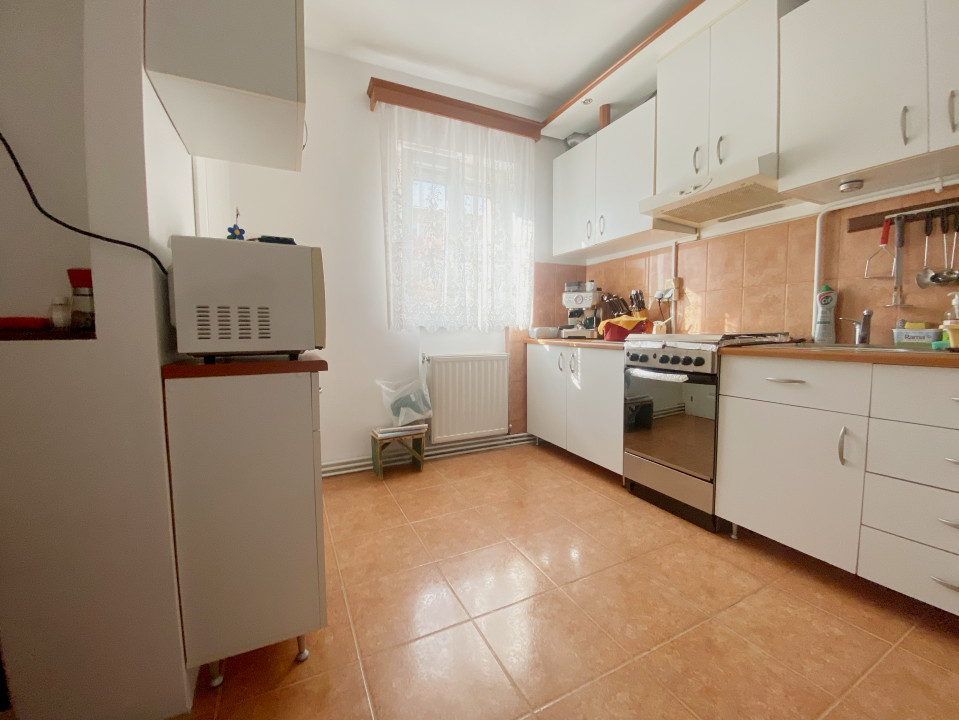 Apartament 3 camere, semidecomandat, 67mp utili, etaj 3/4, zona Dambovita