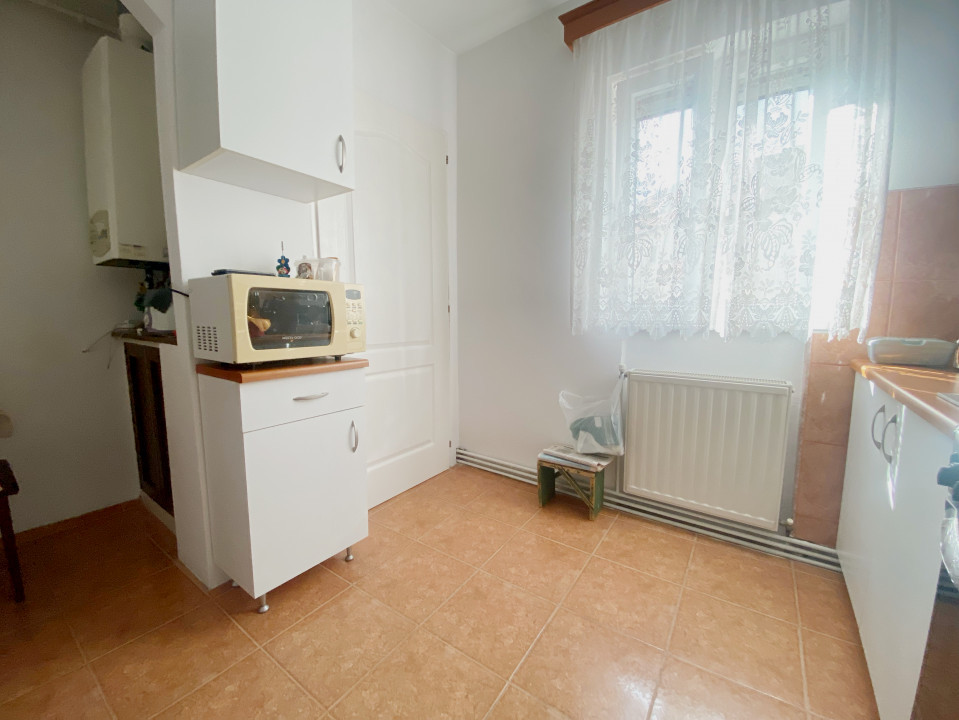 Apartament 3 camere, semidecomandat, 67mp utili, etaj 3/4, zona Dambovita