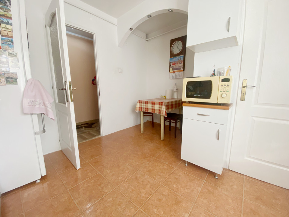 Apartament 3 camere, semidecomandat, 67mp utili, etaj 3/4, zona Dambovita