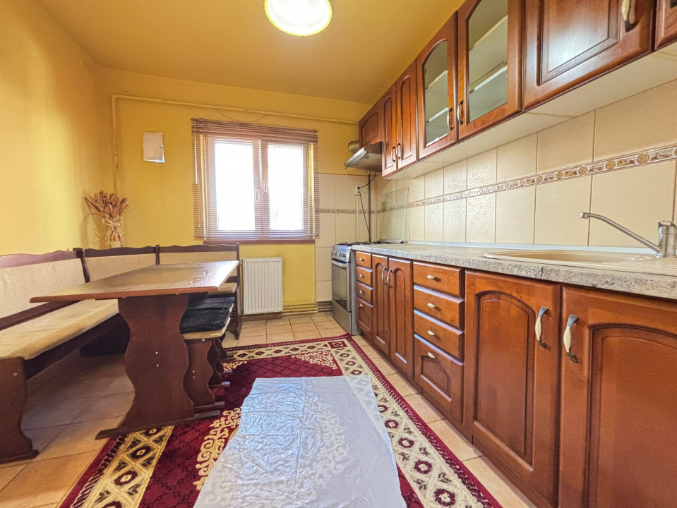 Apartament 3 camere, semidecomandat, 60mp utili, etaj 2, zona Dambovita